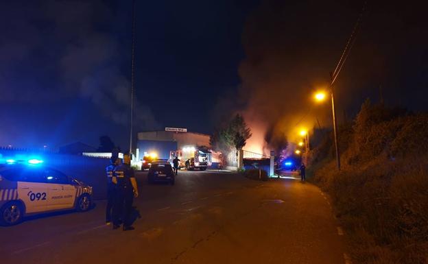 Vídeo. Espectacular incendio en la fábrica Rótulos Gijón, en El Cerillero. 