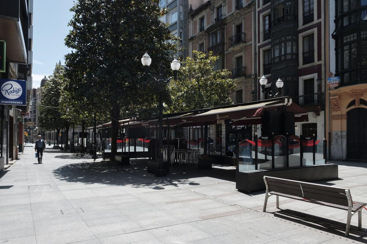Sucesión de terrazas en el tramo de Corrida entre la plaza de Italia y la plaza del Carmen. 