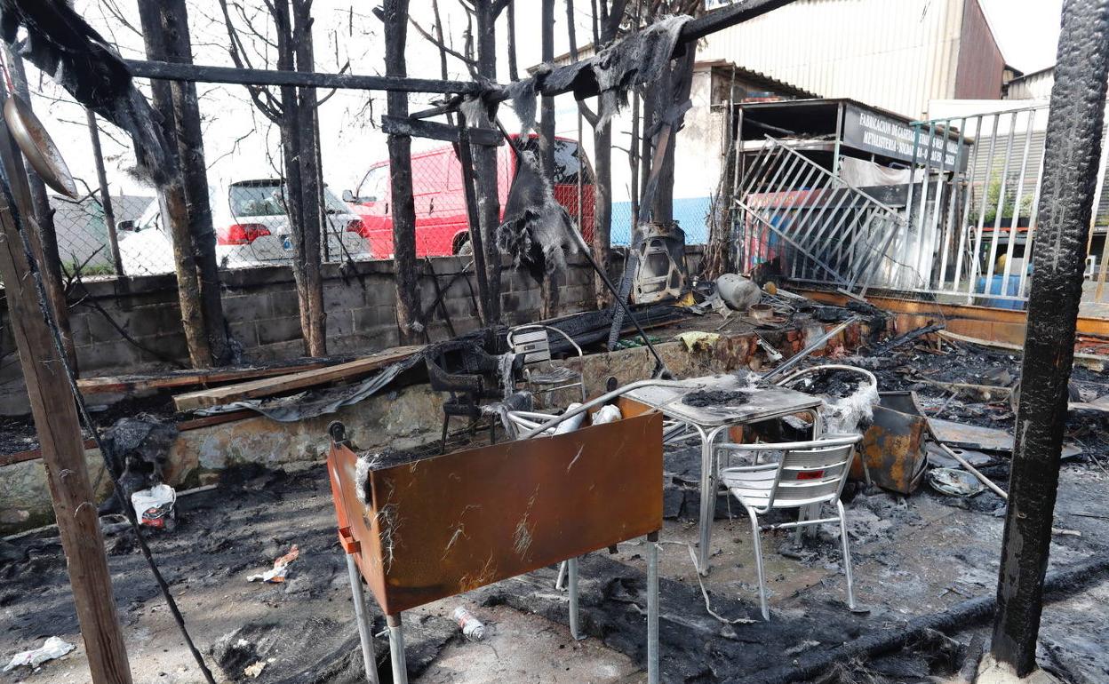 Estado en el que quedó la fábrica gijonesa tras el incendio. 