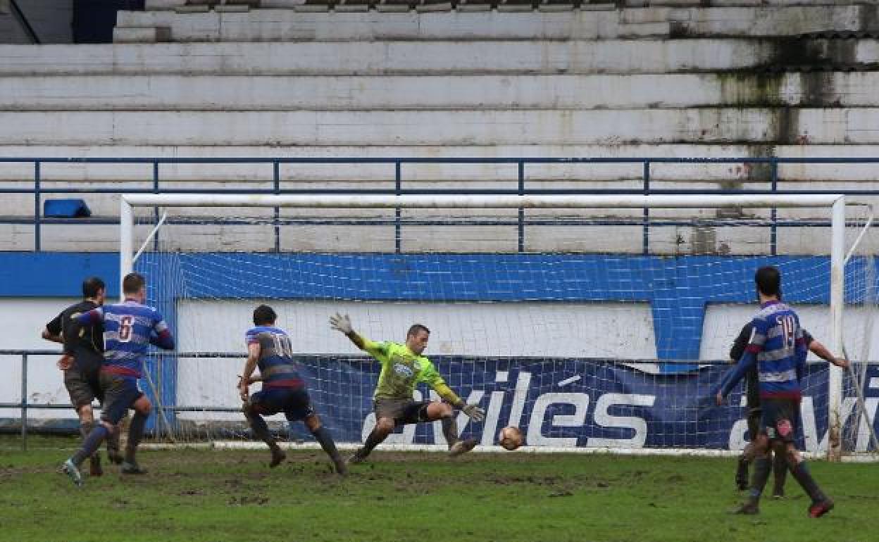 Gol del Avilés Stadium, que ascenderá a Tercera con la nueva medida.