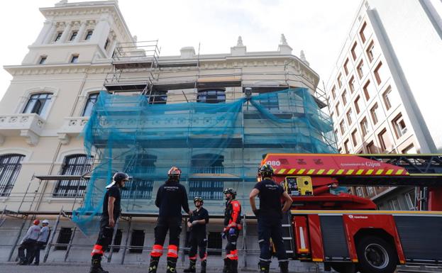 Imagen. Herido un trabajador en Gijón tras caer de un andamio. 