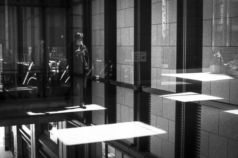 Recopilación de imágenes de las últimas semanas en Japón, en donde el confinamiento y las medidas de distancia se han convertido en el principal método para combatir la propagación del virus.