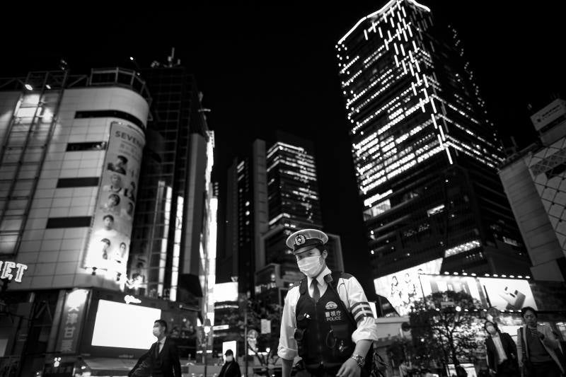 Recopilación de imágenes de las últimas semanas en Japón, en donde el confinamiento y las medidas de distancia se han convertido en el principal método para combatir la propagación del virus.