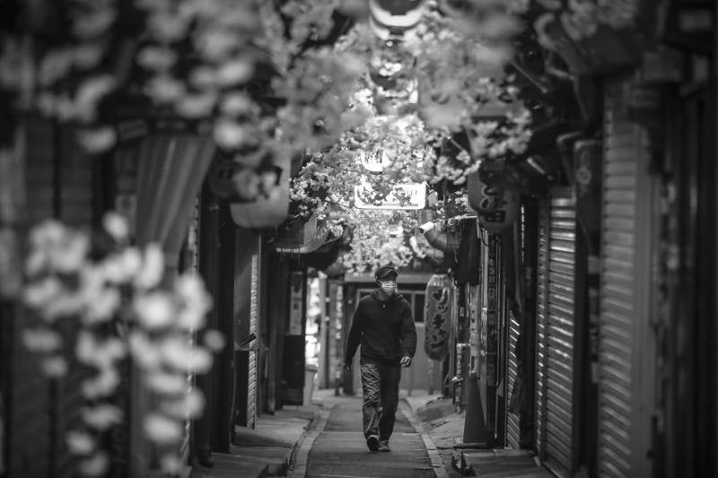Recopilación de imágenes de las últimas semanas en Japón, en donde el confinamiento y las medidas de distancia se han convertido en el principal método para combatir la propagación del virus.
