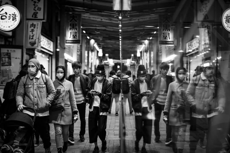 Recopilación de imágenes de las últimas semanas en Japón, en donde el confinamiento y las medidas de distancia se han convertido en el principal método para combatir la propagación del virus.