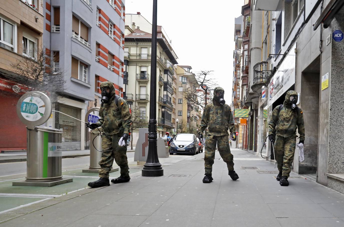Desde que se decretó el estado de alarma en todo el territorio nacional por la pandemia del coronavirus, los militares han desarrollado labores de limpieza y desinfección alrededor de todo el Principado de Asturias. 
