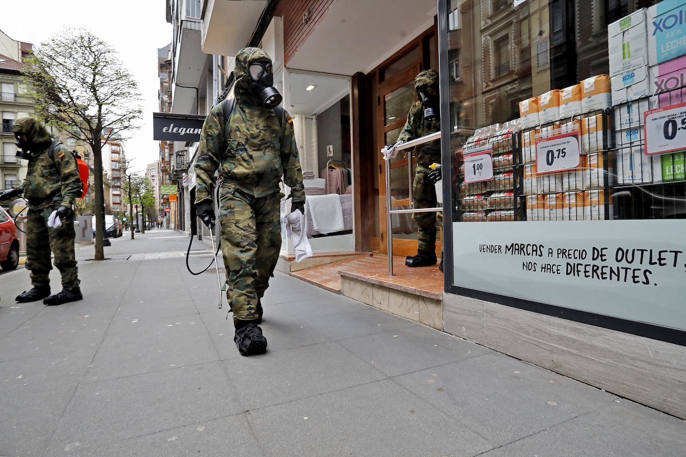 Desde que se decretó el estado de alarma en todo el territorio nacional por la pandemia del coronavirus, los militares han desarrollado labores de limpieza y desinfección alrededor de todo el Principado de Asturias. 