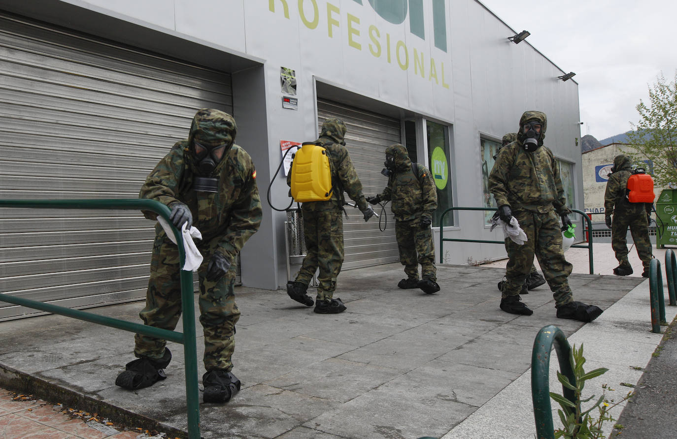 Desde que se decretó el estado de alarma en todo el territorio nacional por la pandemia del coronavirus, los militares han desarrollado labores de limpieza y desinfección alrededor de todo el Principado de Asturias. 