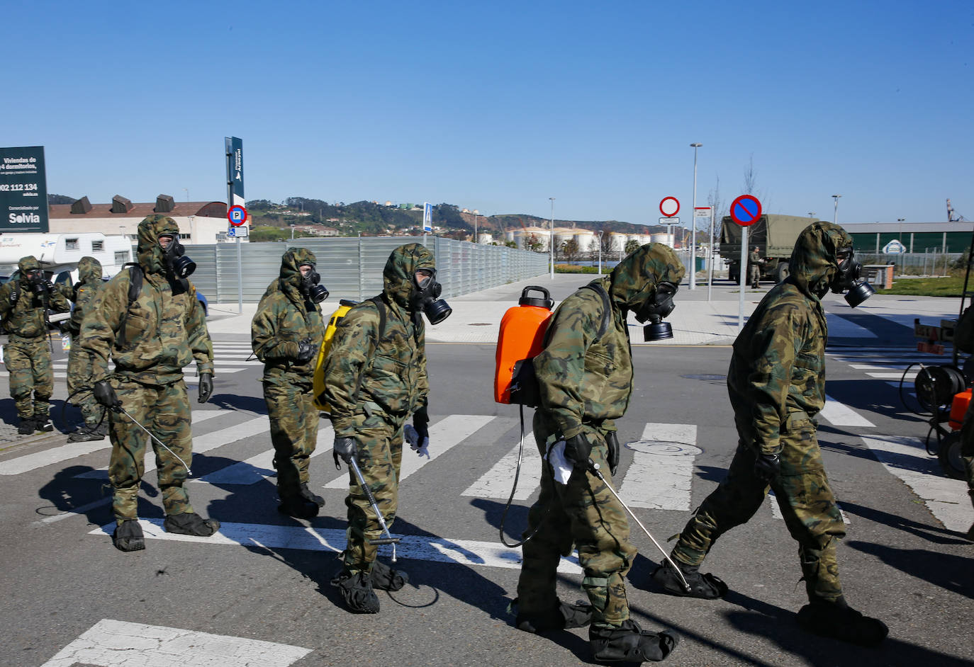 Desde que se decretó el estado de alarma en todo el territorio nacional por la pandemia del coronavirus, los militares han desarrollado labores de limpieza y desinfección alrededor de todo el Principado de Asturias. 
