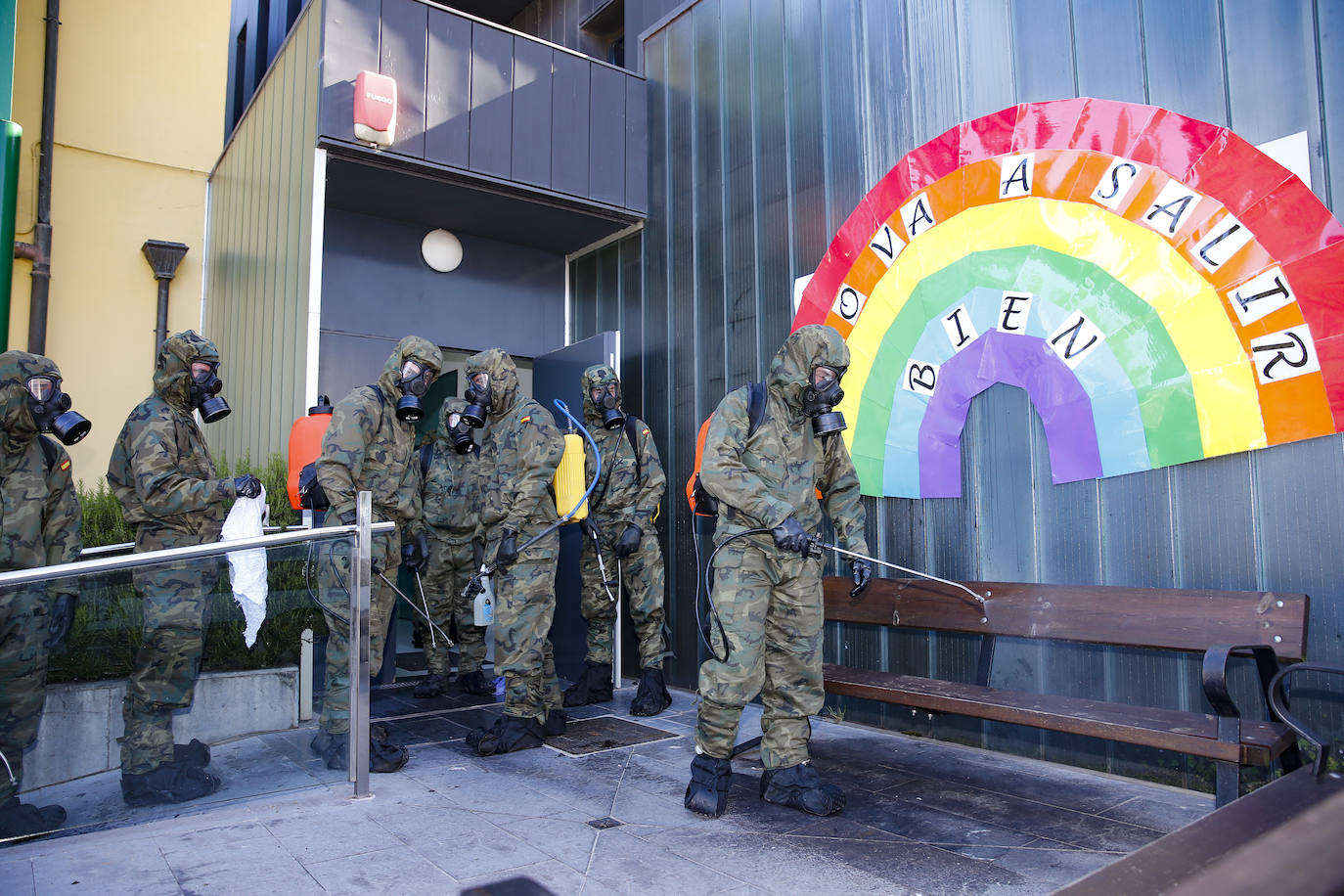 Desde que se decretó el estado de alarma en todo el territorio nacional por la pandemia del coronavirus, los militares han desarrollado labores de limpieza y desinfección alrededor de todo el Principado de Asturias. 
