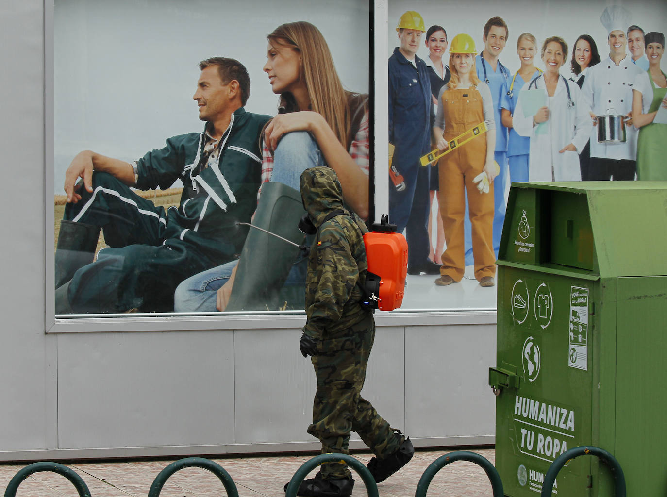Desde que se decretó el estado de alarma en todo el territorio nacional por la pandemia del coronavirus, los militares han desarrollado labores de limpieza y desinfección alrededor de todo el Principado de Asturias. 