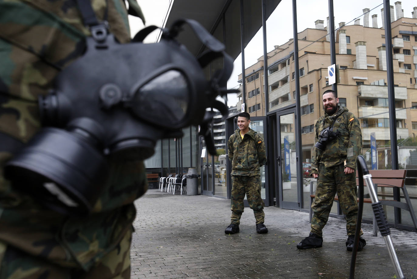 Desde que se decretó el estado de alarma en todo el territorio nacional por la pandemia del coronavirus, los militares han desarrollado labores de limpieza y desinfección alrededor de todo el Principado de Asturias. 