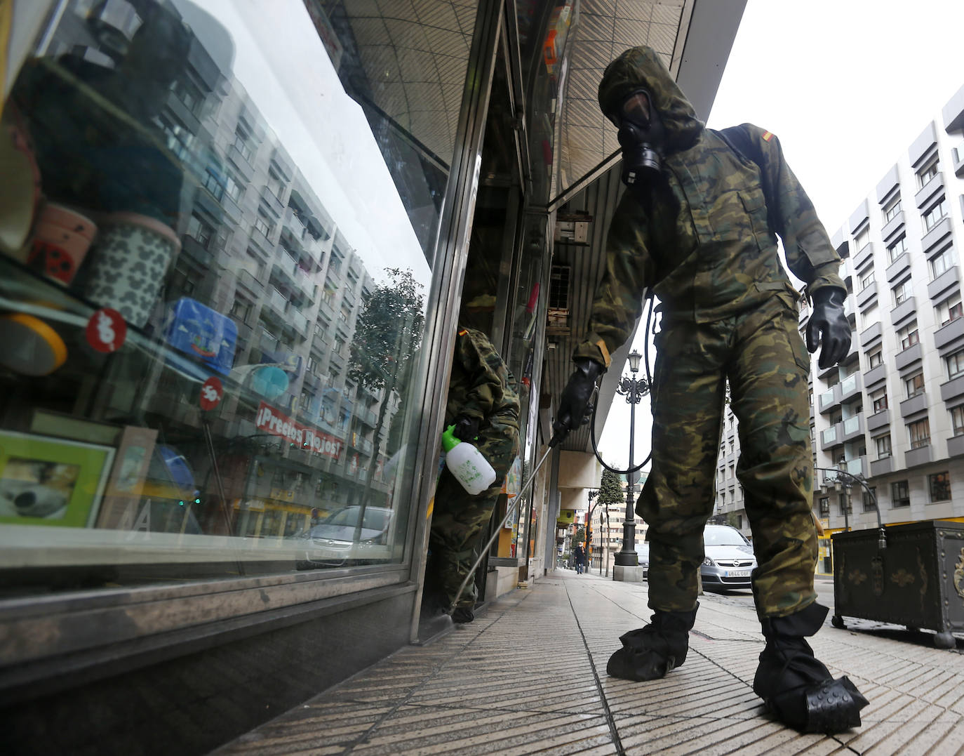 Desde que se decretó el estado de alarma en todo el territorio nacional por la pandemia del coronavirus, los militares han desarrollado labores de limpieza y desinfección alrededor de todo el Principado de Asturias. 