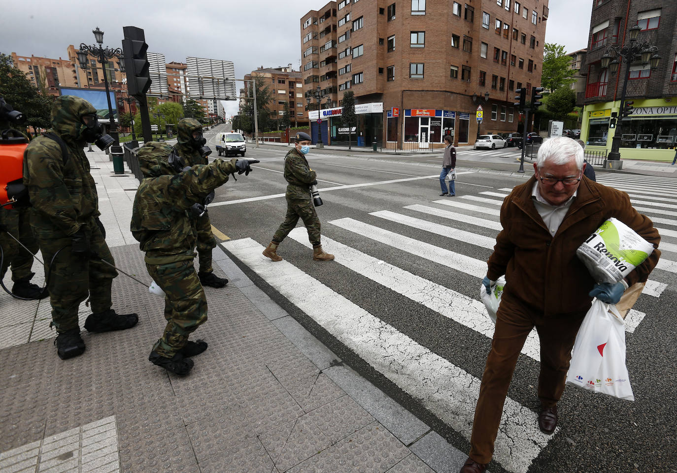 Desde que se decretó el estado de alarma en todo el territorio nacional por la pandemia del coronavirus, los militares han desarrollado labores de limpieza y desinfección alrededor de todo el Principado de Asturias. 