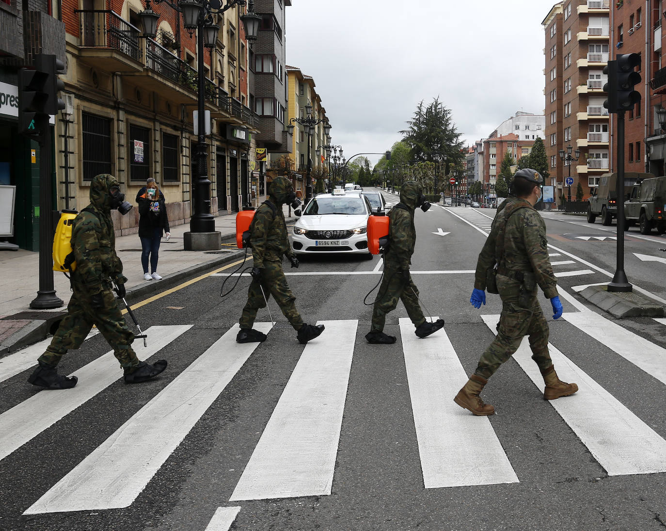 Desde que se decretó el estado de alarma en todo el territorio nacional por la pandemia del coronavirus, los militares han desarrollado labores de limpieza y desinfección alrededor de todo el Principado de Asturias. 