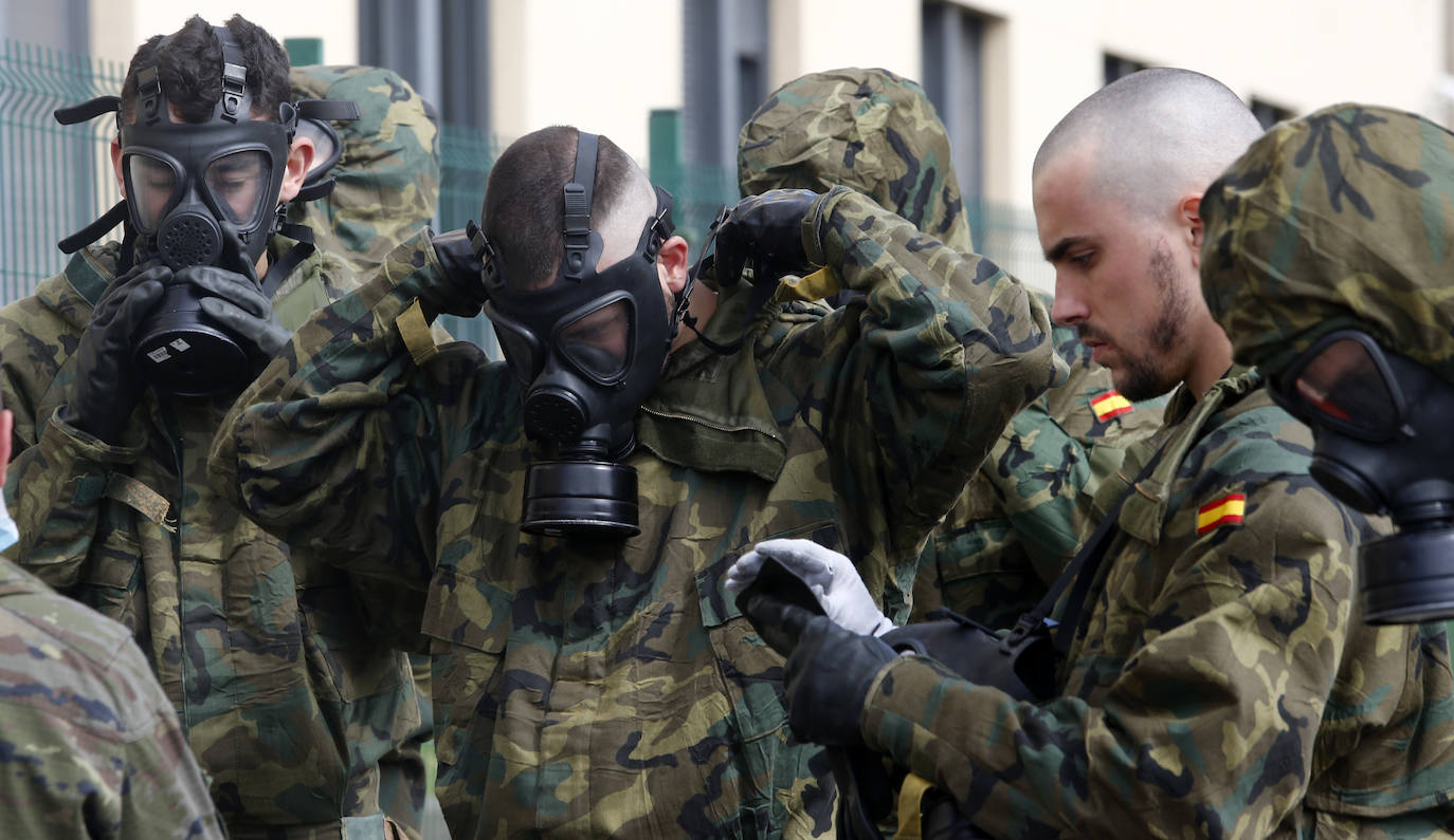 Desde que se decretó el estado de alarma en todo el territorio nacional por la pandemia del coronavirus, los militares han desarrollado labores de limpieza y desinfección alrededor de todo el Principado de Asturias. 