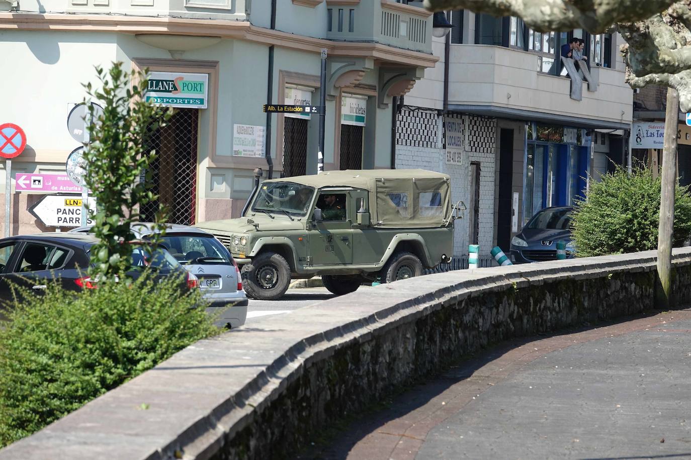Desde que se decretó el estado de alarma en todo el territorio nacional por la pandemia del coronavirus, los militares han desarrollado labores de limpieza y desinfección alrededor de todo el Principado de Asturias. 