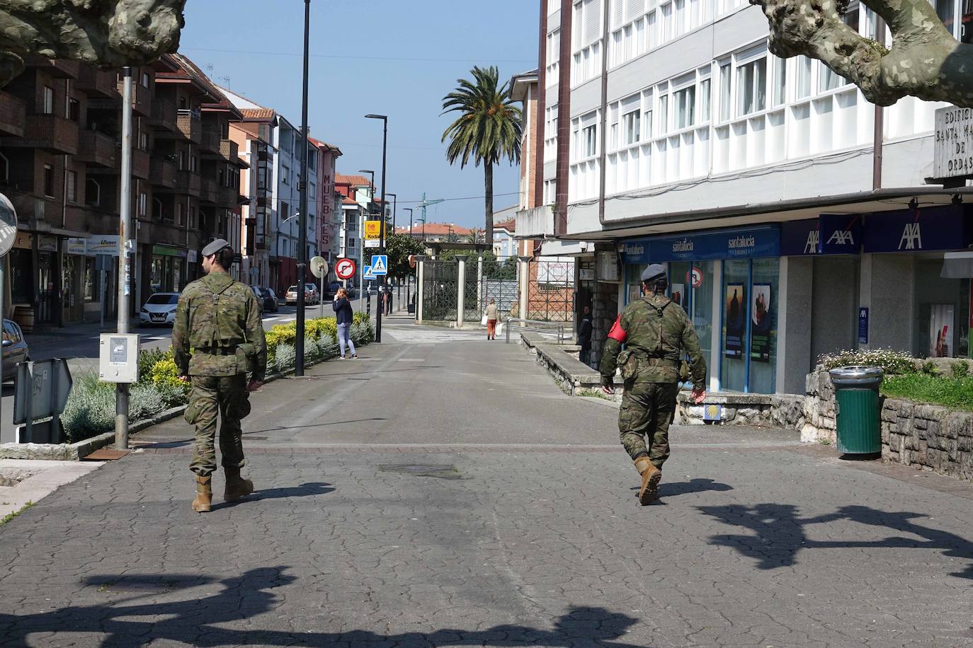 Desde que se decretó el estado de alarma en todo el territorio nacional por la pandemia del coronavirus, los militares han desarrollado labores de limpieza y desinfección alrededor de todo el Principado de Asturias. 