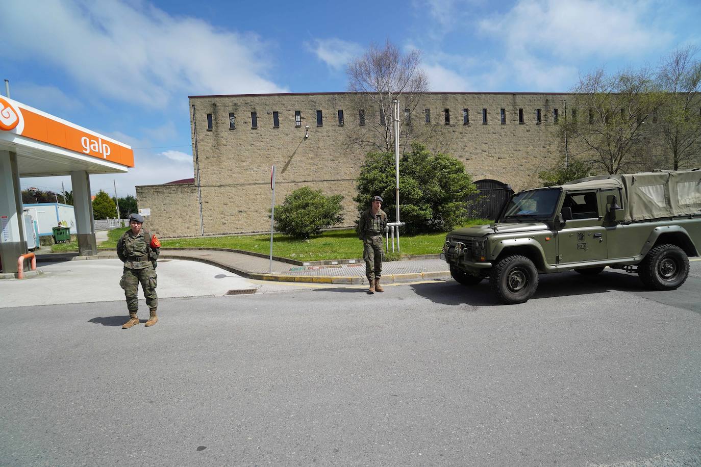 Desde que se decretó el estado de alarma en todo el territorio nacional por la pandemia del coronavirus, los militares han desarrollado labores de limpieza y desinfección alrededor de todo el Principado de Asturias. 
