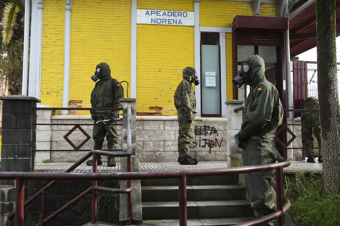 Desde que se decretó el estado de alarma en todo el territorio nacional por la pandemia del coronavirus, los militares han desarrollado labores de limpieza y desinfección alrededor de todo el Principado de Asturias. 