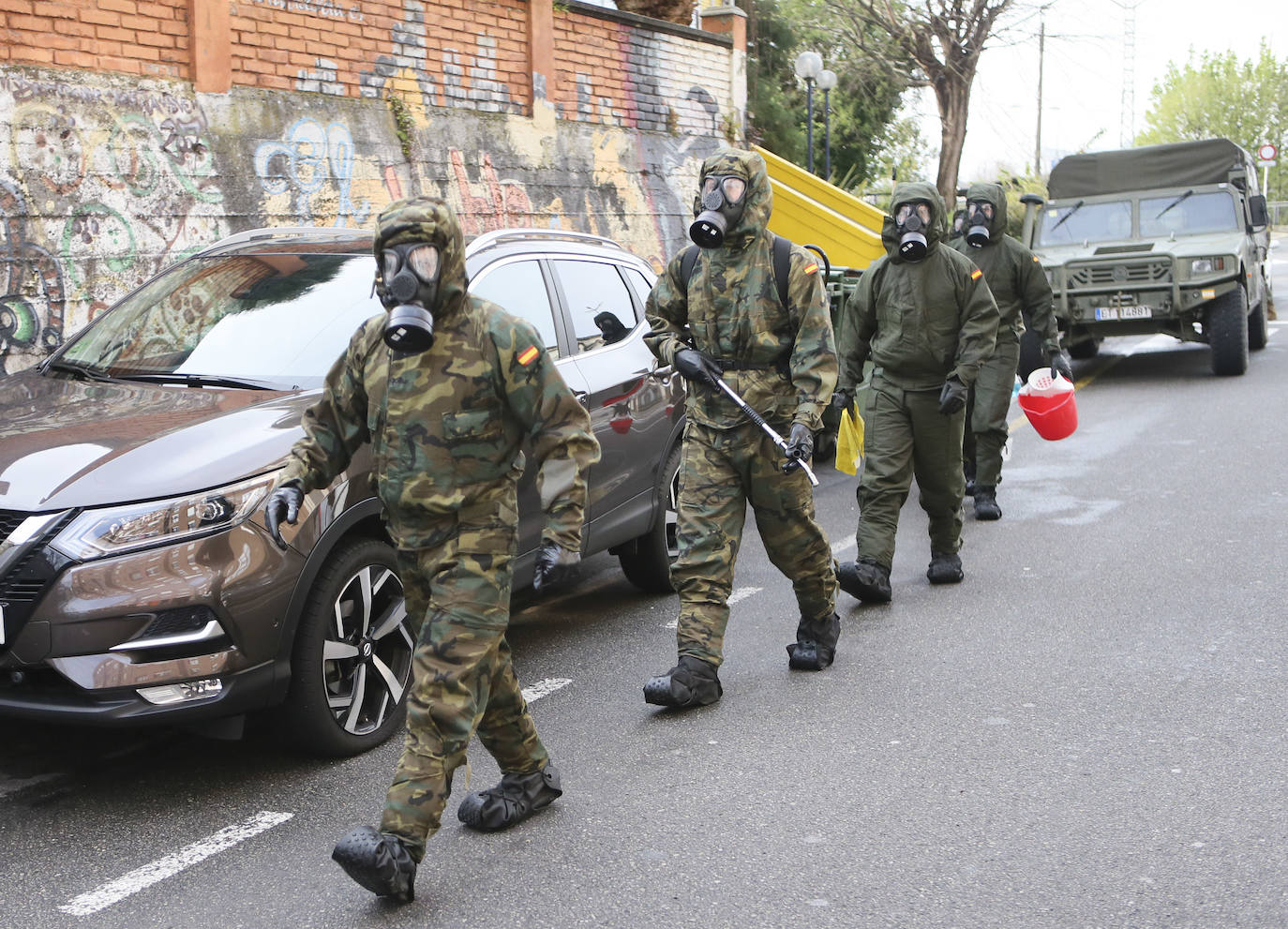 Desde que se decretó el estado de alarma en todo el territorio nacional por la pandemia del coronavirus, los militares han desarrollado labores de limpieza y desinfección alrededor de todo el Principado de Asturias. 