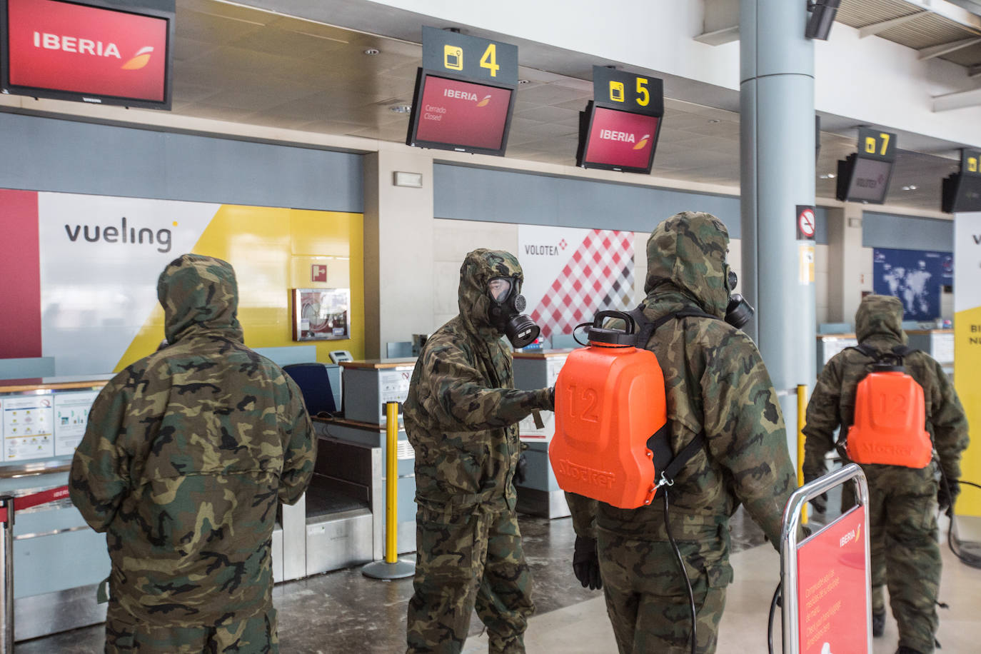 Desde que se decretó el estado de alarma en todo el territorio nacional por la pandemia del coronavirus, los militares han desarrollado labores de limpieza y desinfección alrededor de todo el Principado de Asturias. 
