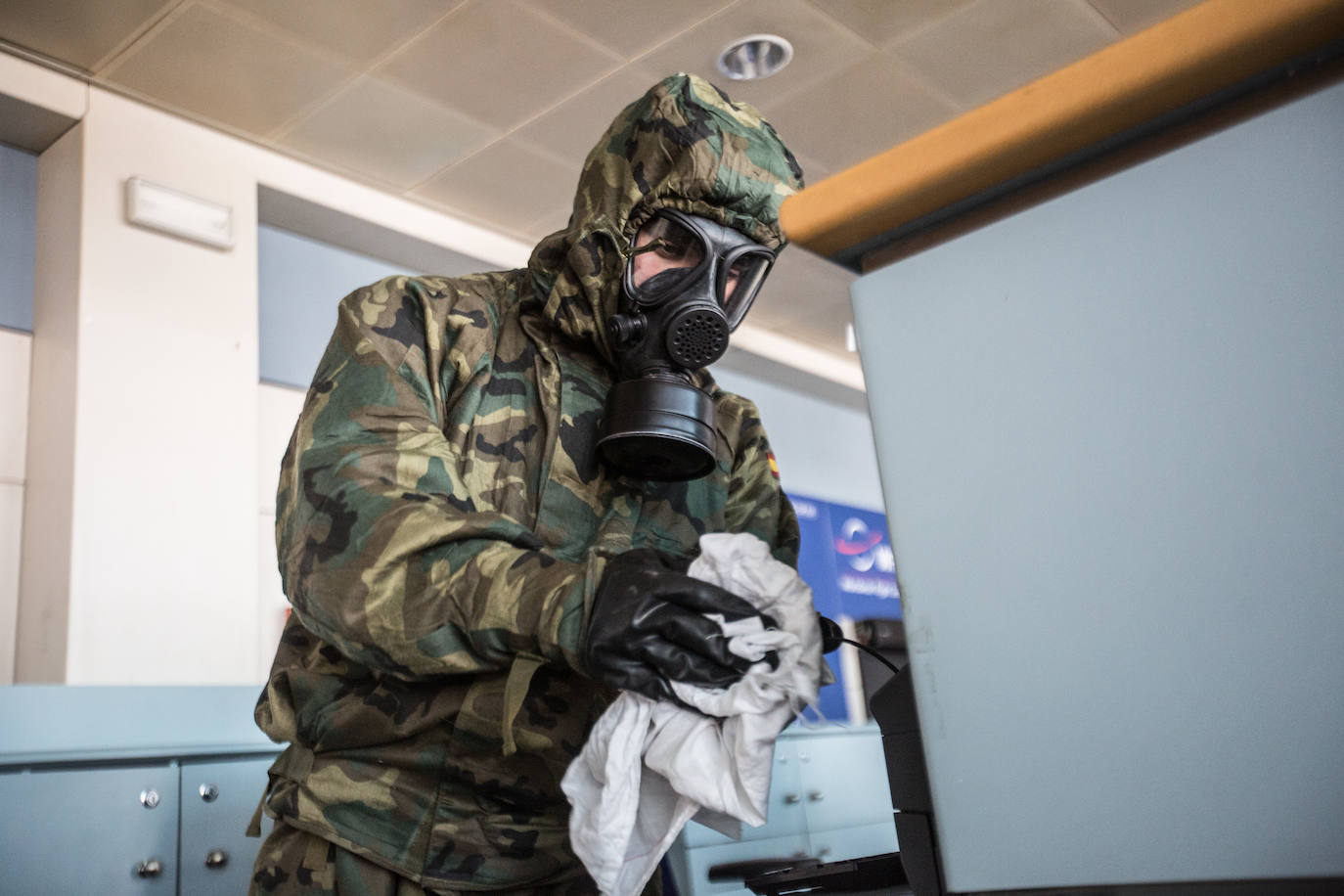 Desde que se decretó el estado de alarma en todo el territorio nacional por la pandemia del coronavirus, los militares han desarrollado labores de limpieza y desinfección alrededor de todo el Principado de Asturias. 