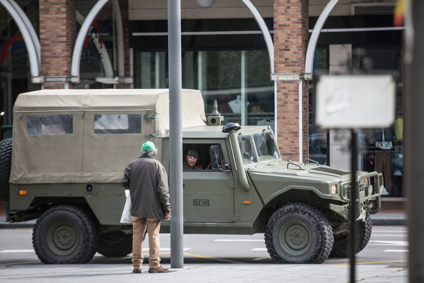 Desde que se decretó el estado de alarma en todo el territorio nacional por la pandemia del coronavirus, los militares han desarrollado labores de limpieza y desinfección alrededor de todo el Principado de Asturias. 