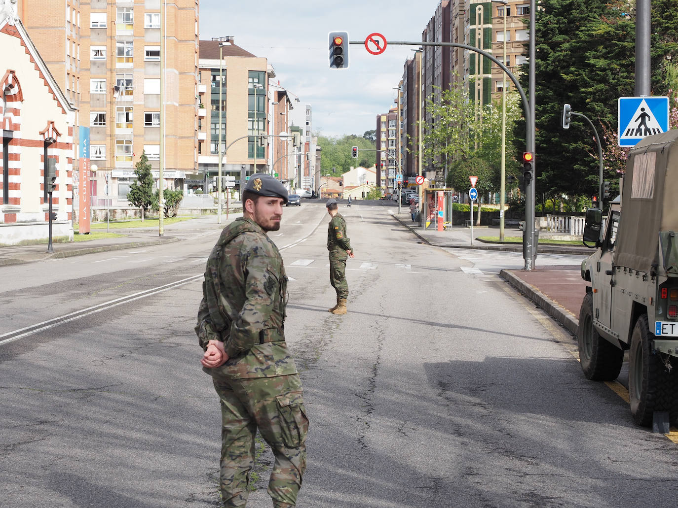 Desde que se decretó el estado de alarma en todo el territorio nacional por la pandemia del coronavirus, los militares han desarrollado labores de limpieza y desinfección alrededor de todo el Principado de Asturias. 