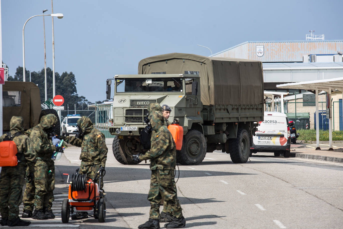 Desde que se decretó el estado de alarma en todo el territorio nacional por la pandemia del coronavirus, los militares han desarrollado labores de limpieza y desinfección alrededor de todo el Principado de Asturias. 