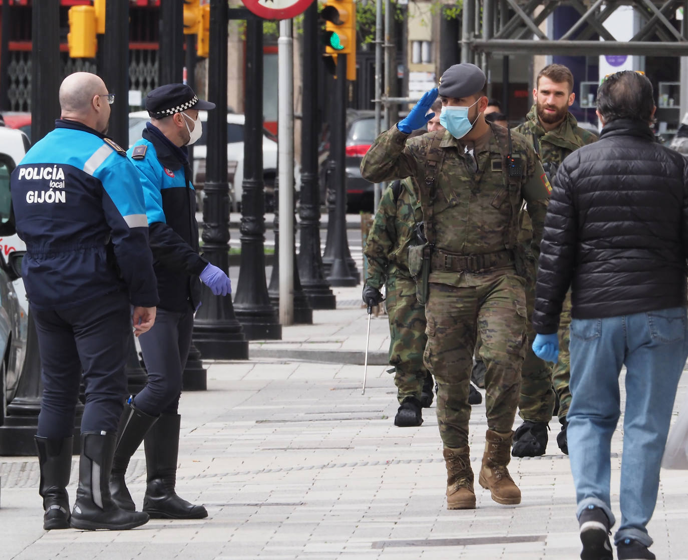Desde que se decretó el estado de alarma en todo el territorio nacional por la pandemia del coronavirus, los militares han desarrollado labores de limpieza y desinfección alrededor de todo el Principado de Asturias. 