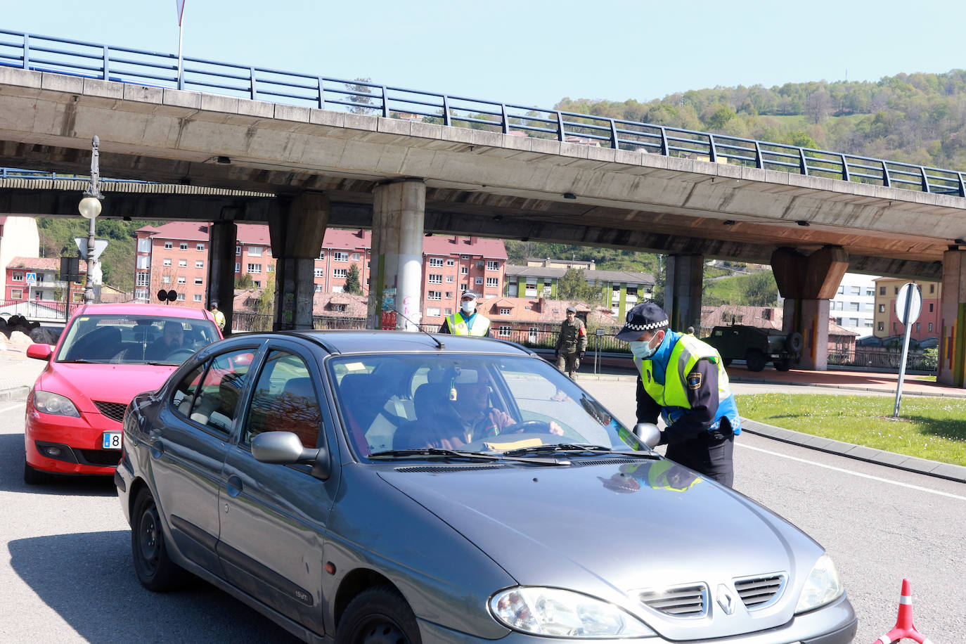 Desde que se decretó el estado de alarma en todo el territorio nacional por la pandemia del coronavirus, los militares han desarrollado labores de limpieza y desinfección alrededor de todo el Principado de Asturias. 