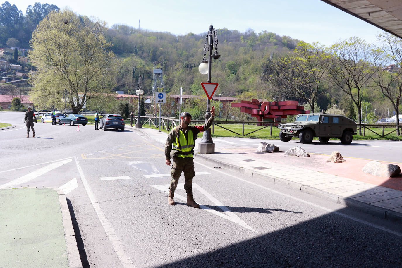 Desde que se decretó el estado de alarma en todo el territorio nacional por la pandemia del coronavirus, los militares han desarrollado labores de limpieza y desinfección alrededor de todo el Principado de Asturias. 