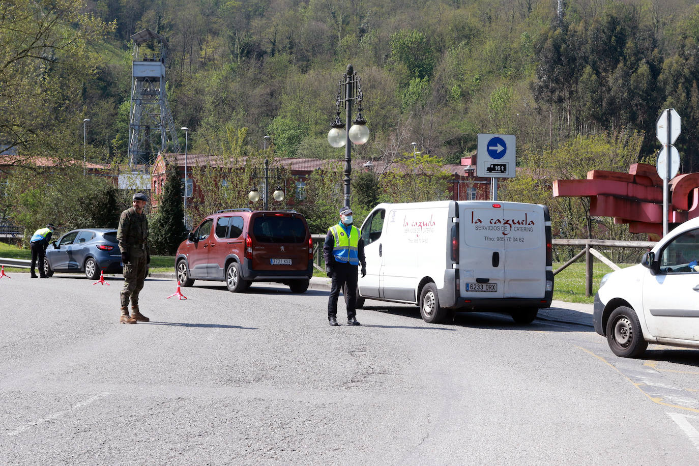 Desde que se decretó el estado de alarma en todo el territorio nacional por la pandemia del coronavirus, los militares han desarrollado labores de limpieza y desinfección alrededor de todo el Principado de Asturias. 