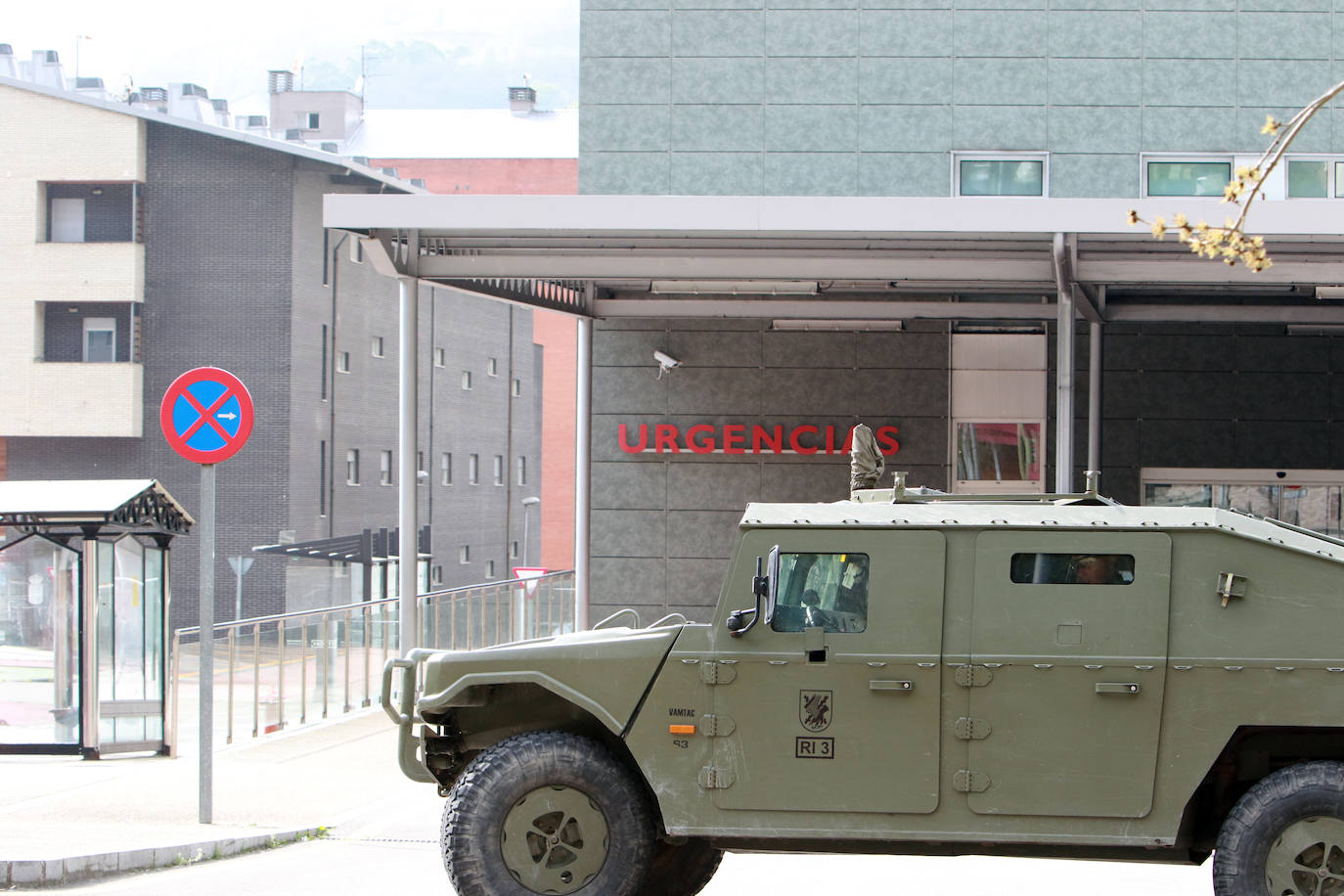 Desde que se decretó el estado de alarma en todo el territorio nacional por la pandemia del coronavirus, los militares han desarrollado labores de limpieza y desinfección alrededor de todo el Principado de Asturias. 