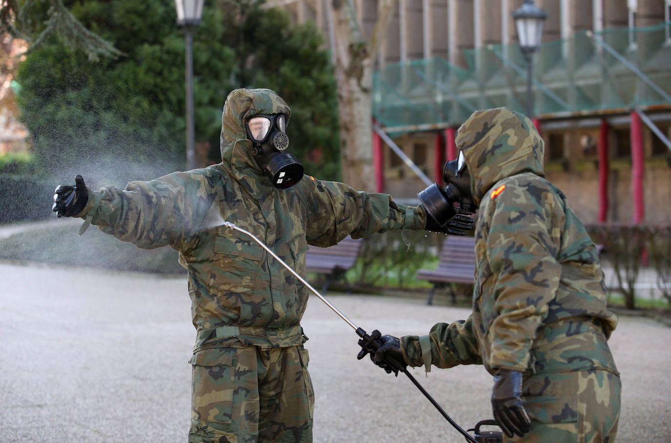 Desde que se decretó el estado de alarma en todo el territorio nacional por la pandemia del coronavirus, los militares han desarrollado labores de limpieza y desinfección alrededor de todo el Principado de Asturias. 