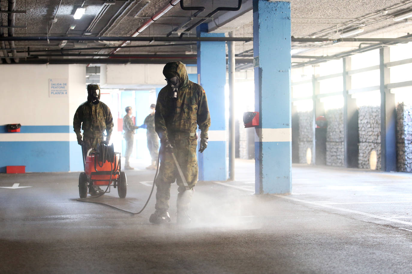 Desde que se decretó el estado de alarma en todo el territorio nacional por la pandemia del coronavirus, los militares han desarrollado labores de limpieza y desinfección alrededor de todo el Principado de Asturias. 