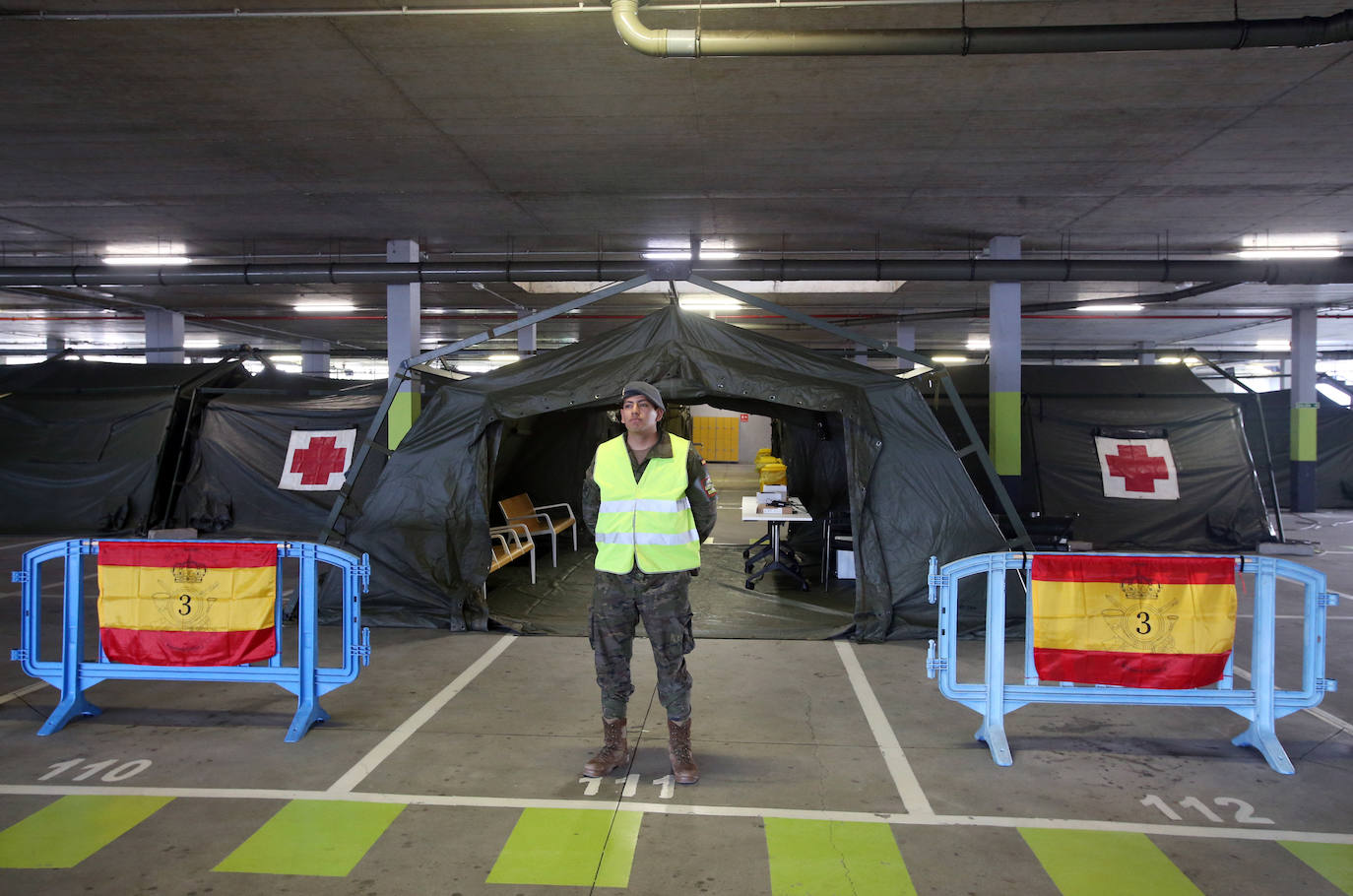 Desde que se decretó el estado de alarma en todo el territorio nacional por la pandemia del coronavirus, los militares han desarrollado labores de limpieza y desinfección alrededor de todo el Principado de Asturias. 
