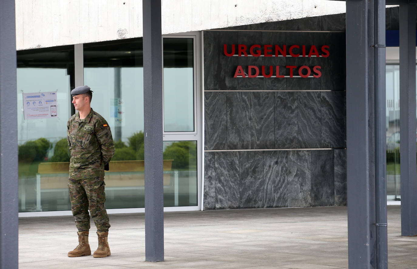 Desde que se decretó el estado de alarma en todo el territorio nacional por la pandemia del coronavirus, los militares han desarrollado labores de limpieza y desinfección alrededor de todo el Principado de Asturias. 