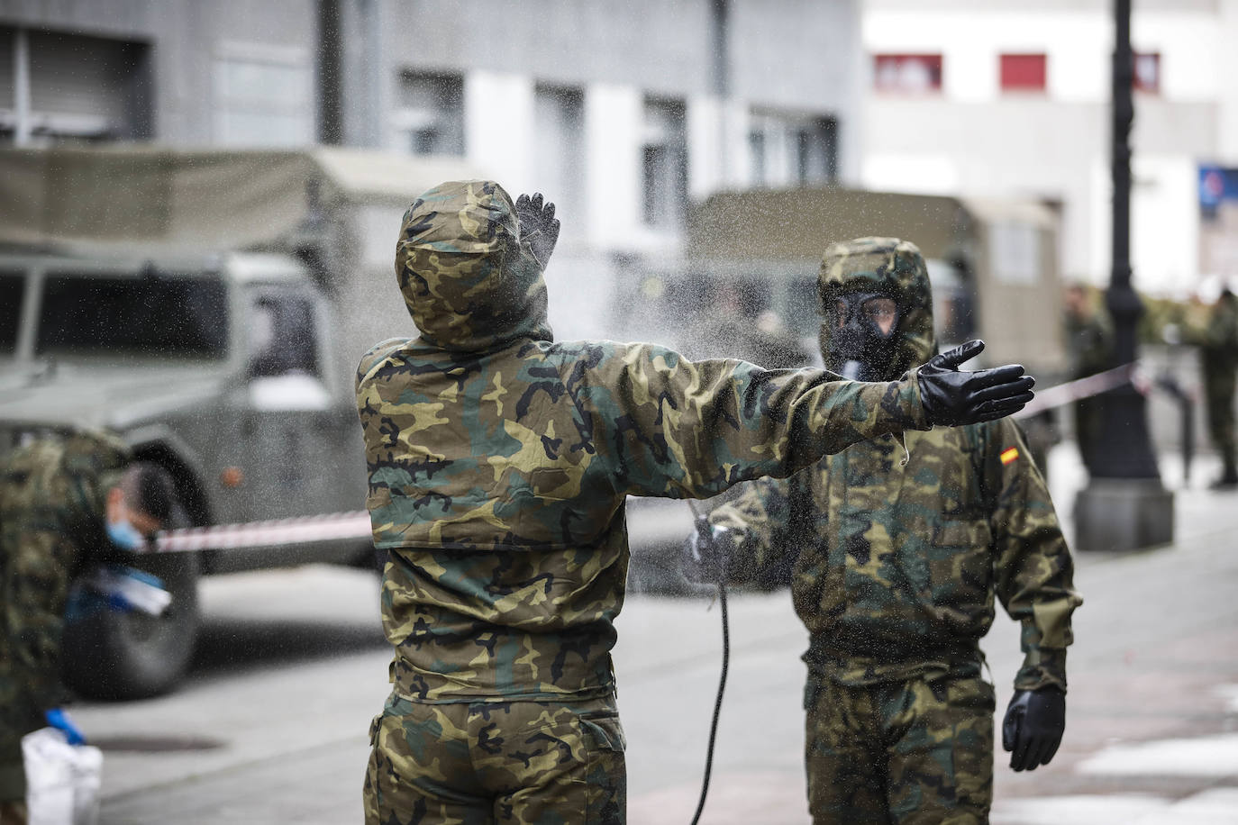 Desde que se decretó el estado de alarma en todo el territorio nacional por la pandemia del coronavirus, los militares han desarrollado labores de limpieza y desinfección alrededor de todo el Principado de Asturias. 