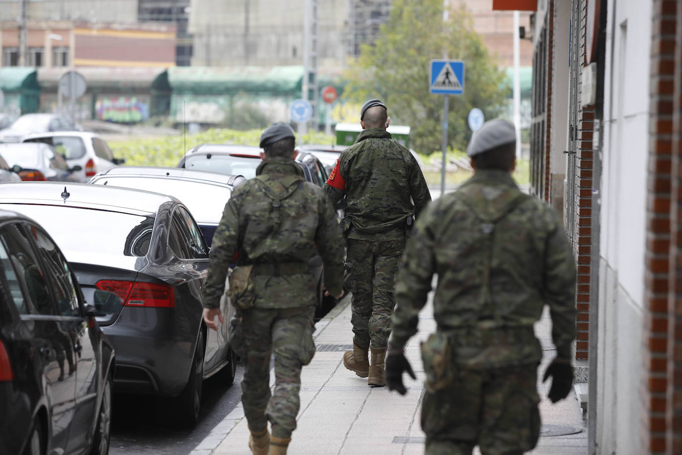 Desde que se decretó el estado de alarma en todo el territorio nacional por la pandemia del coronavirus, los militares han desarrollado labores de limpieza y desinfección alrededor de todo el Principado de Asturias. 