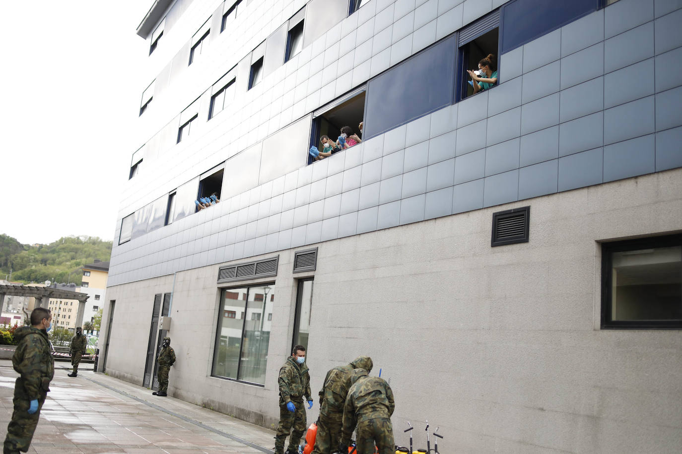 Desde que se decretó el estado de alarma en todo el territorio nacional por la pandemia del coronavirus, los militares han desarrollado labores de limpieza y desinfección alrededor de todo el Principado de Asturias. 