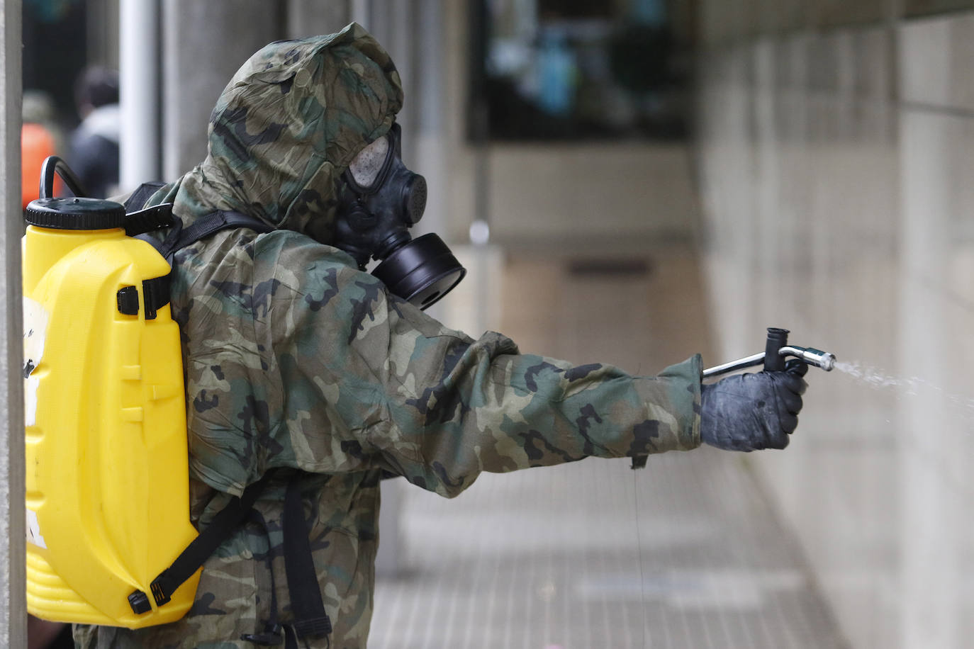 Desde que se decretó el estado de alarma en todo el territorio nacional por la pandemia del coronavirus, los militares han desarrollado labores de limpieza y desinfección alrededor de todo el Principado de Asturias. 