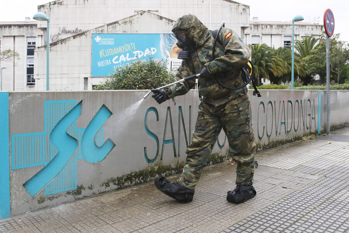 Desde que se decretó el estado de alarma en todo el territorio nacional por la pandemia del coronavirus, los militares han desarrollado labores de limpieza y desinfección alrededor de todo el Principado de Asturias. 