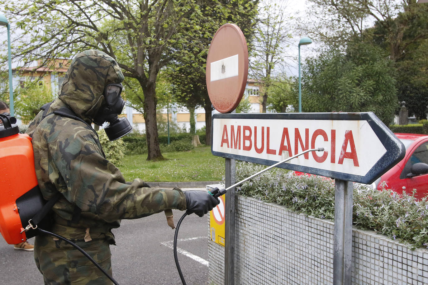 Desde que se decretó el estado de alarma en todo el territorio nacional por la pandemia del coronavirus, los militares han desarrollado labores de limpieza y desinfección alrededor de todo el Principado de Asturias. 