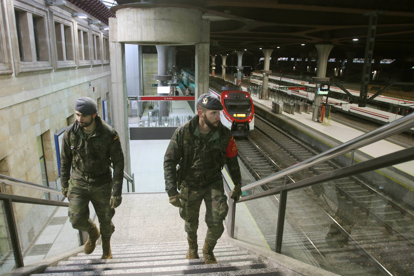 Desde que se decretó el estado de alarma en todo el territorio nacional por la pandemia del coronavirus, los militares han desarrollado labores de limpieza y desinfección alrededor de todo el Principado de Asturias. 