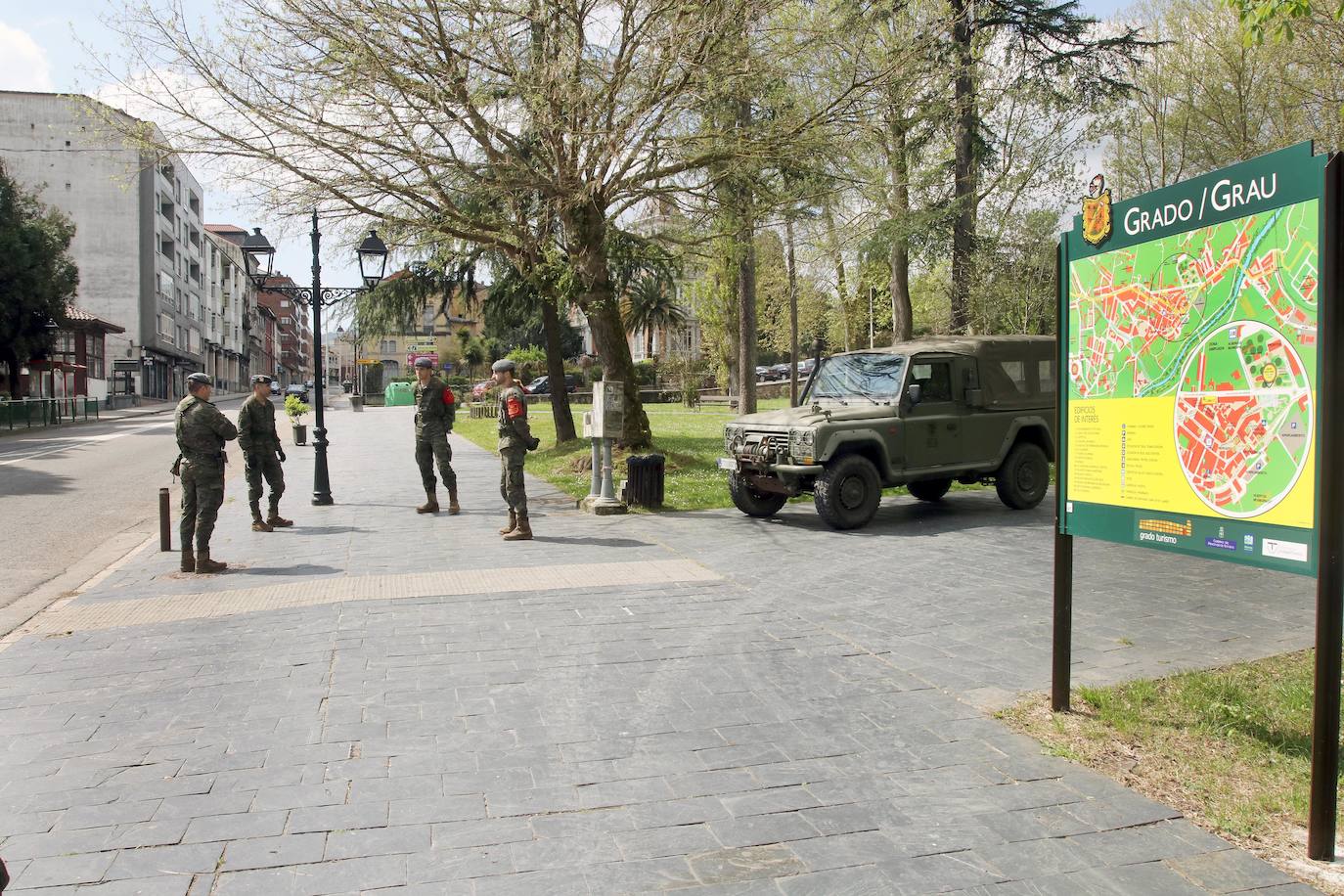 Desde que se decretó el estado de alarma en todo el territorio nacional por la pandemia del coronavirus, los militares han desarrollado labores de limpieza y desinfección alrededor de todo el Principado de Asturias. 