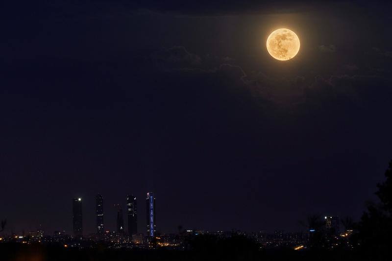 Este jueves, alrededor de las 12:45 del mediodía, la Tierra y la Luna se acercaron todo lo que han podido. El fenómeno, conocido como 'superluna', se pudo ver en todo su esplendor cuando la noche ya era cerrada ofreciendo estas imágenes evocadoras. Conocida como 'superluna de las flores' por la época del año en la que se ha producido, buena parte de los ciudadanos del planeta la han contemplado desde el confinamiento. Para que obtenga esta consideración de superluna, debe encontrarse en su fase llena y situarse en el punto más cercano de su órbita a la Tierra. El astro ha cumplido con ambos requisitos y dicen los expertos que será la última que se pueda ver este año. Habrá que esperar hasta el 27 de abril de 2021 para ver la siguiente, según la NASA. 