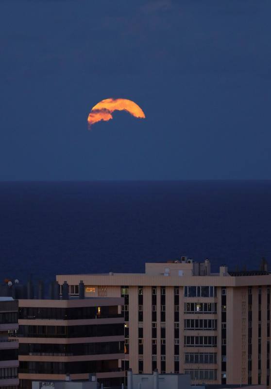 Este jueves, alrededor de las 12:45 del mediodía, la Tierra y la Luna se acercaron todo lo que han podido. El fenómeno, conocido como 'superluna', se pudo ver en todo su esplendor cuando la noche ya era cerrada ofreciendo estas imágenes evocadoras. Conocida como 'superluna de las flores' por la época del año en la que se ha producido, buena parte de los ciudadanos del planeta la han contemplado desde el confinamiento. Para que obtenga esta consideración de superluna, debe encontrarse en su fase llena y situarse en el punto más cercano de su órbita a la Tierra. El astro ha cumplido con ambos requisitos y dicen los expertos que será la última que se pueda ver este año. Habrá que esperar hasta el 27 de abril de 2021 para ver la siguiente, según la NASA. 