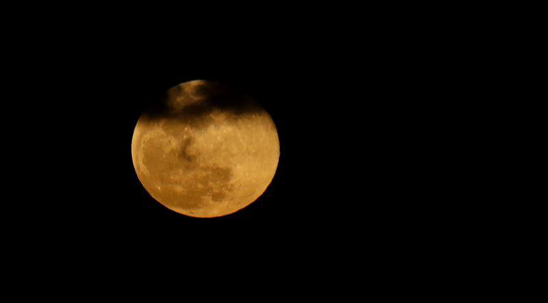 Este jueves, alrededor de las 12:45 del mediodía, la Tierra y la Luna se acercaron todo lo que han podido. El fenómeno, conocido como 'superluna', se pudo ver en todo su esplendor cuando la noche ya era cerrada ofreciendo estas imágenes evocadoras. Conocida como 'superluna de las flores' por la época del año en la que se ha producido, buena parte de los ciudadanos del planeta la han contemplado desde el confinamiento. Para que obtenga esta consideración de superluna, debe encontrarse en su fase llena y situarse en el punto más cercano de su órbita a la Tierra. El astro ha cumplido con ambos requisitos y dicen los expertos que será la última que se pueda ver este año. Habrá que esperar hasta el 27 de abril de 2021 para ver la siguiente, según la NASA. 